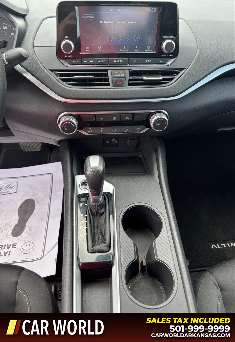 Nissan Altima Vehicle Full-screen Gallery Image 17