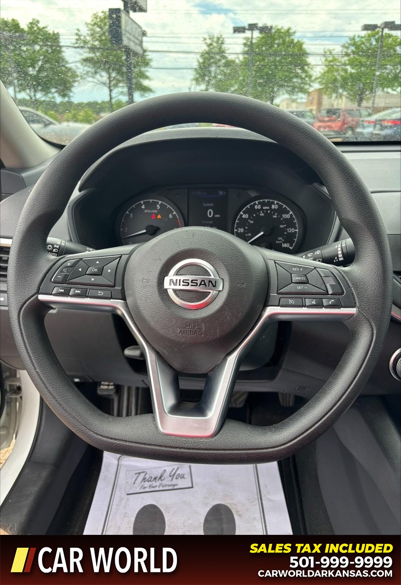 Nissan Altima Vehicle Full-screen Gallery Image 19