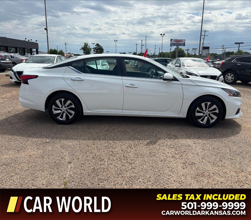 Nissan Altima Vehicle Full-screen Gallery Image 2