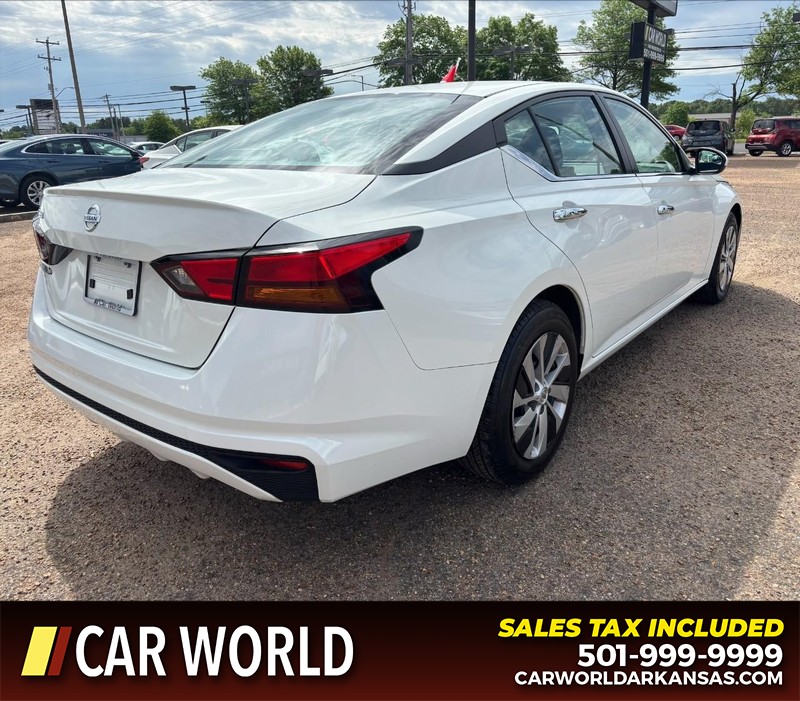 Nissan Altima Vehicle Full-screen Gallery Image 3