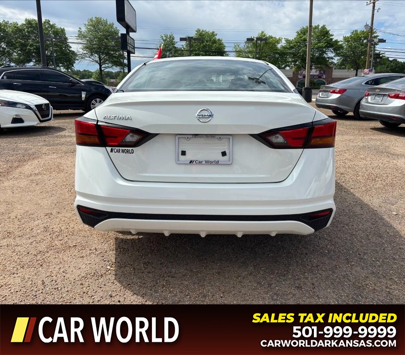 Nissan Altima Vehicle Full-screen Gallery Image 4