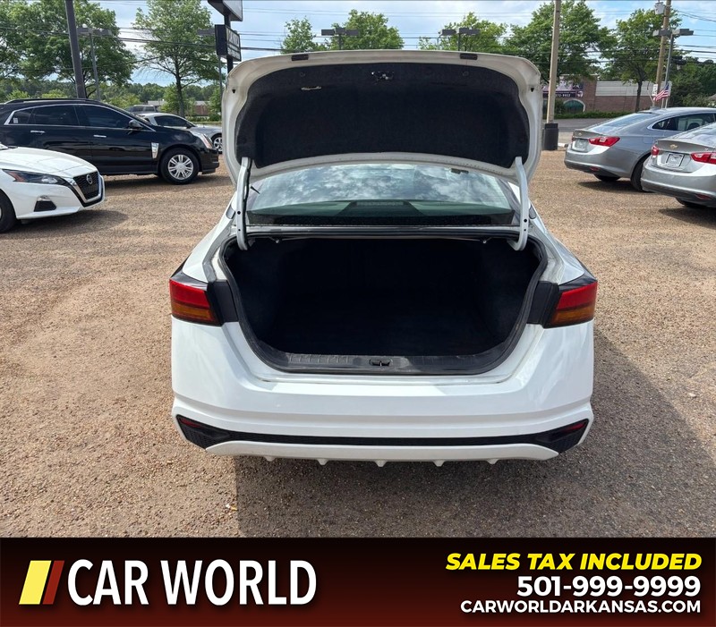 Nissan Altima Vehicle Full-screen Gallery Image 5