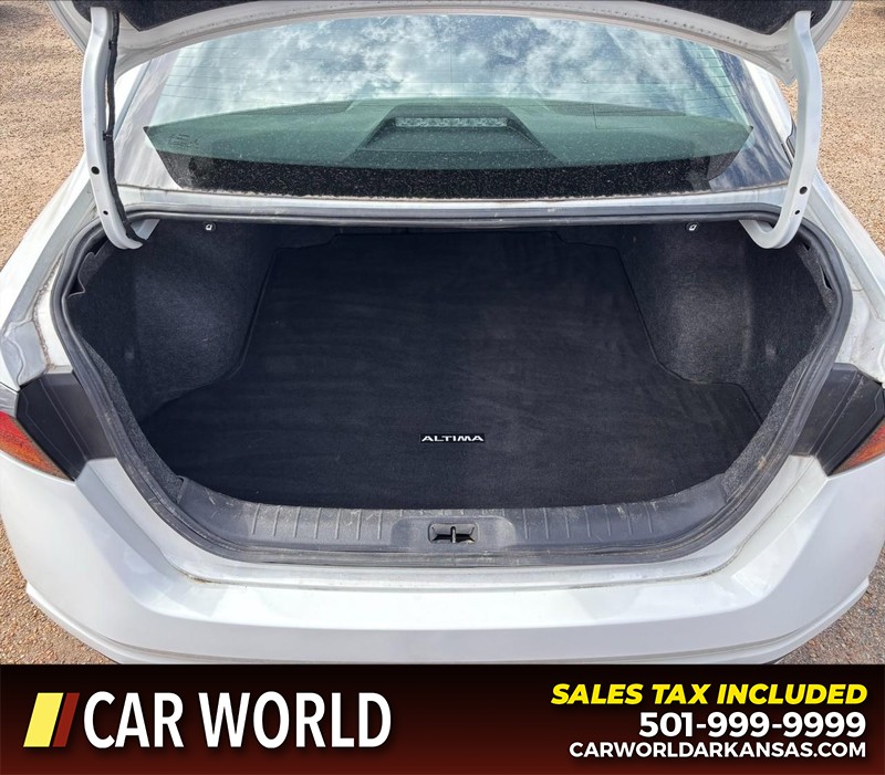 Nissan Altima Vehicle Full-screen Gallery Image 6