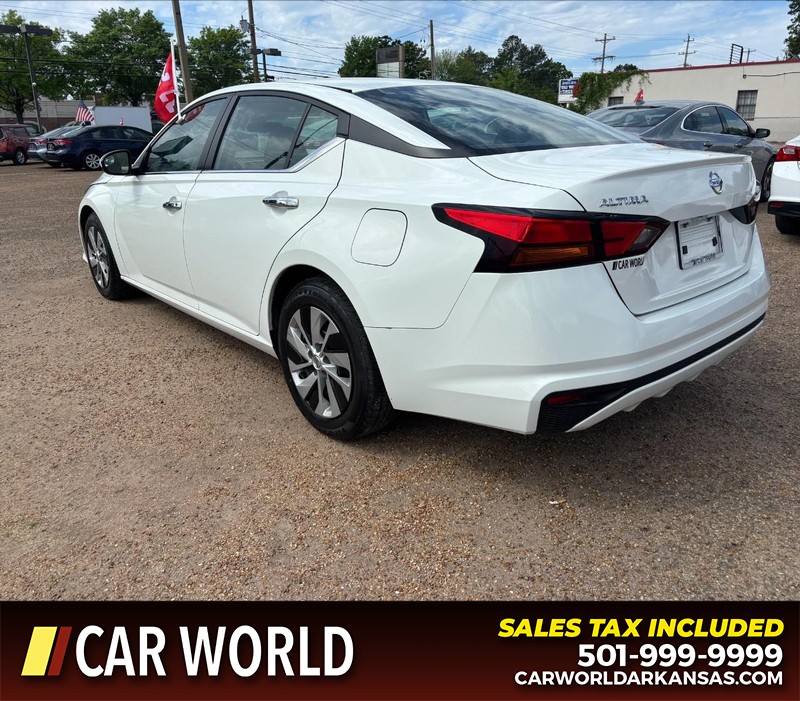 Nissan Altima Vehicle Full-screen Gallery Image 7