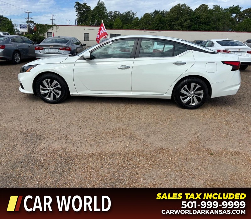 Nissan Altima Vehicle Full-screen Gallery Image 8