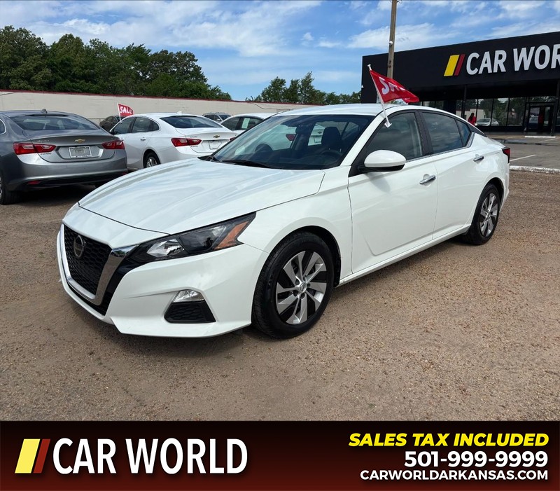 Nissan Altima Vehicle Full-screen Gallery Image 9