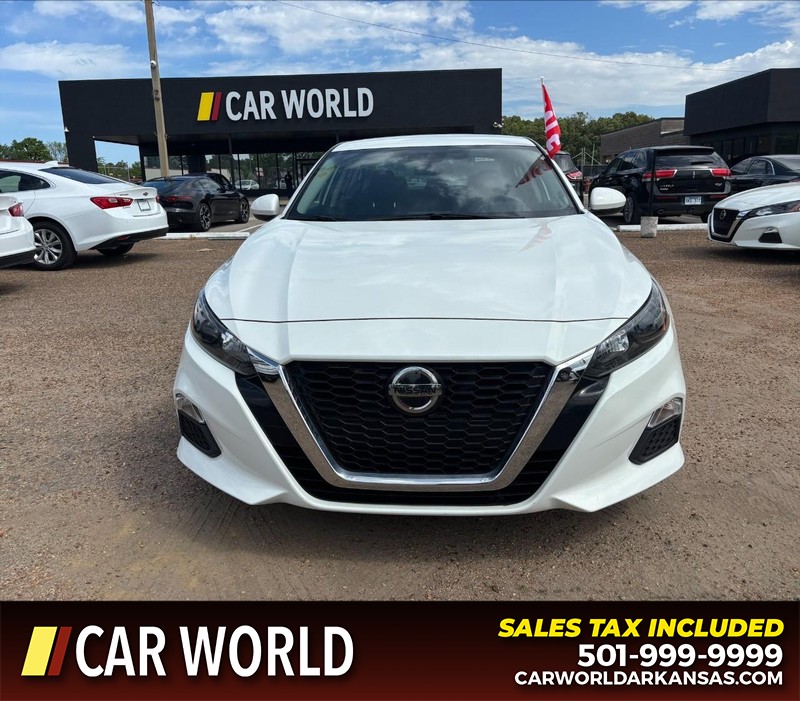 Nissan Altima Vehicle Full-screen Gallery Image 10