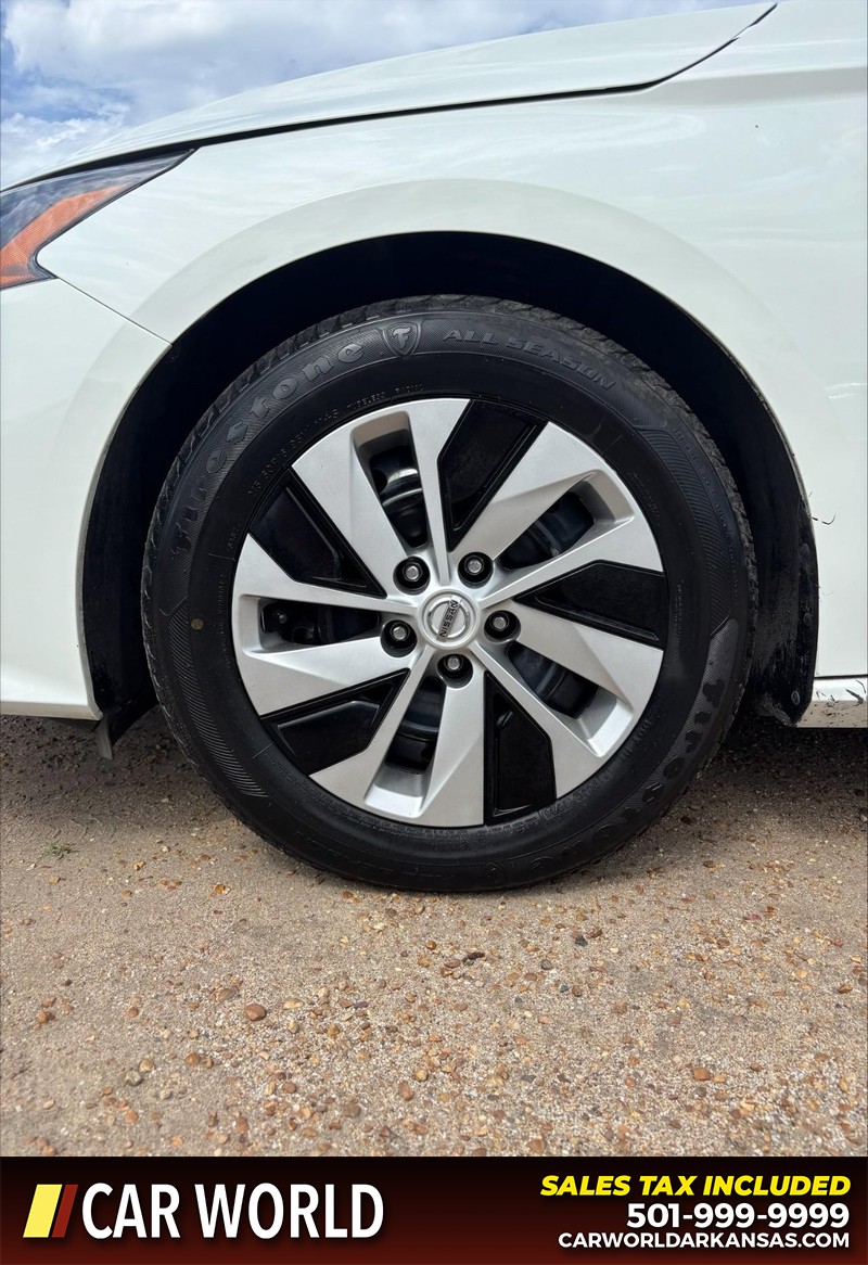 Nissan Altima Vehicle Full-screen Gallery Image 11