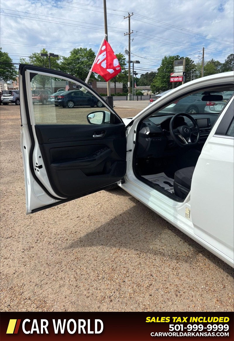 Nissan Altima Vehicle Full-screen Gallery Image 12