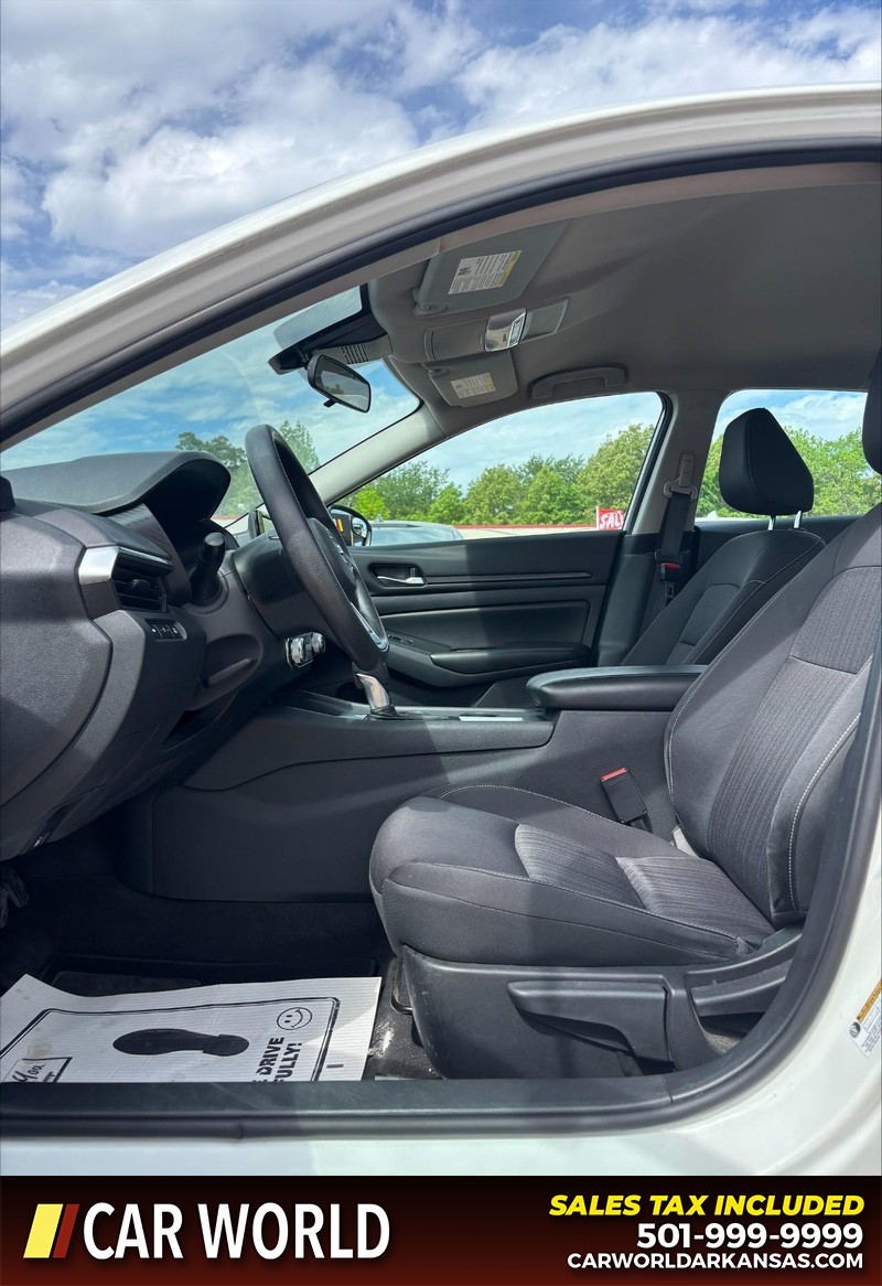 Nissan Altima Vehicle Full-screen Gallery Image 13