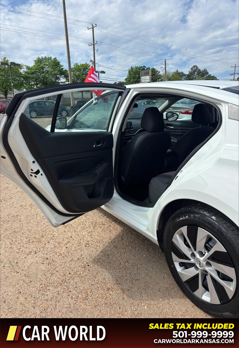 Nissan Altima Vehicle Full-screen Gallery Image 14