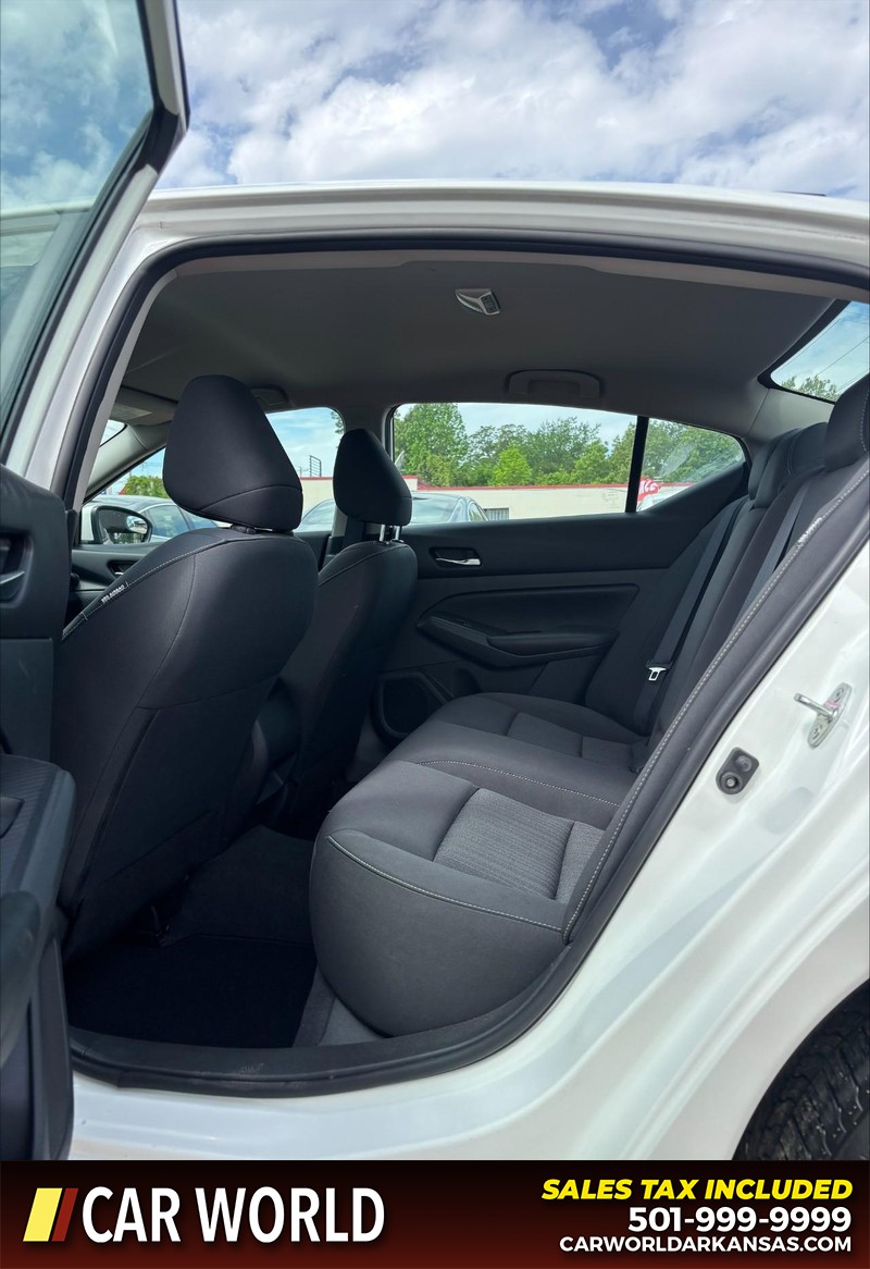 Nissan Altima Vehicle Full-screen Gallery Image 15