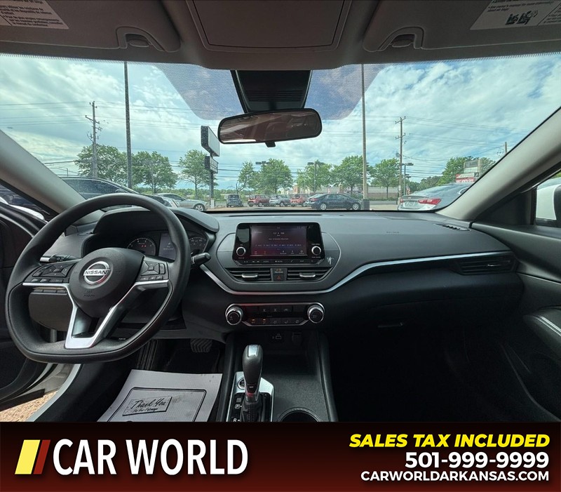 Nissan Altima Vehicle Full-screen Gallery Image 16