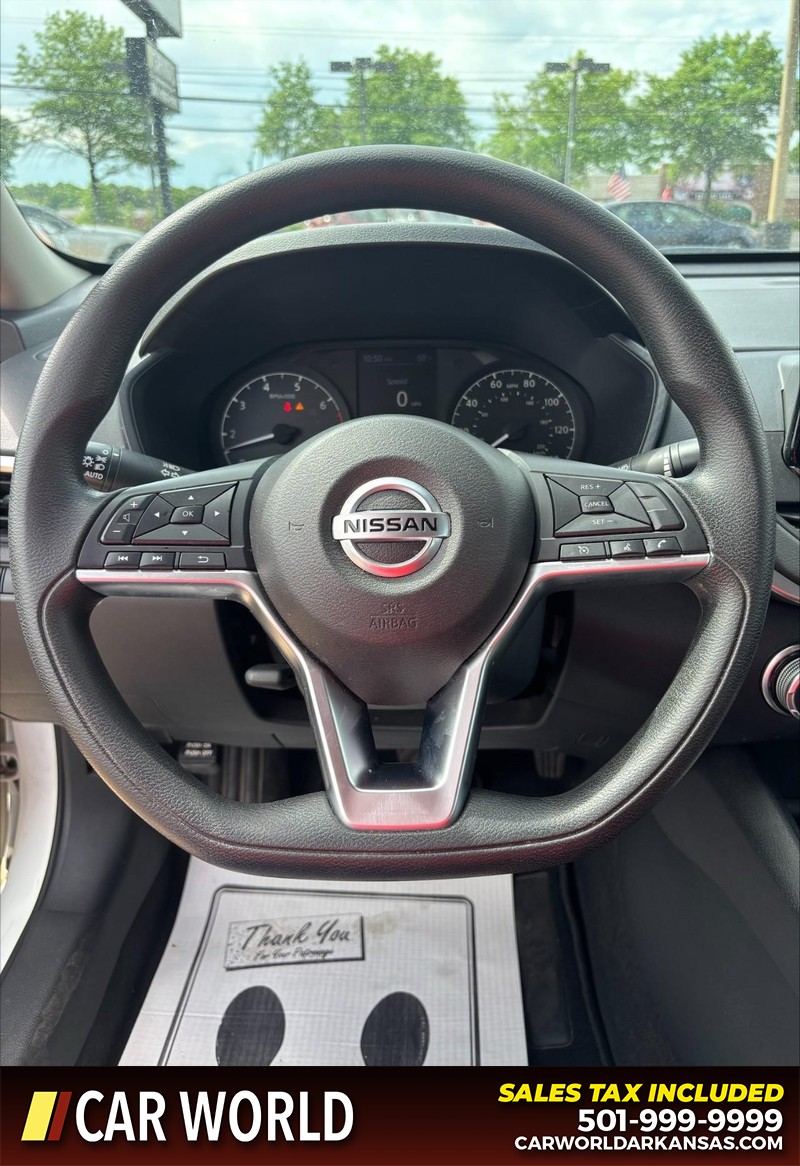 Nissan Altima Vehicle Full-screen Gallery Image 19