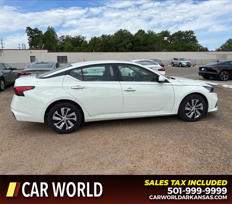 Nissan Altima Vehicle Full-screen Gallery Image 2