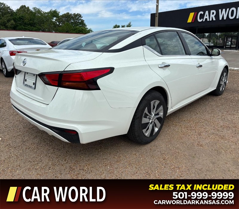 Nissan Altima Vehicle Full-screen Gallery Image 3