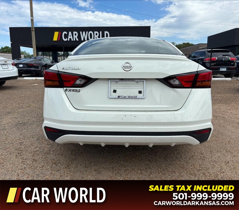 Nissan Altima Vehicle Full-screen Gallery Image 4