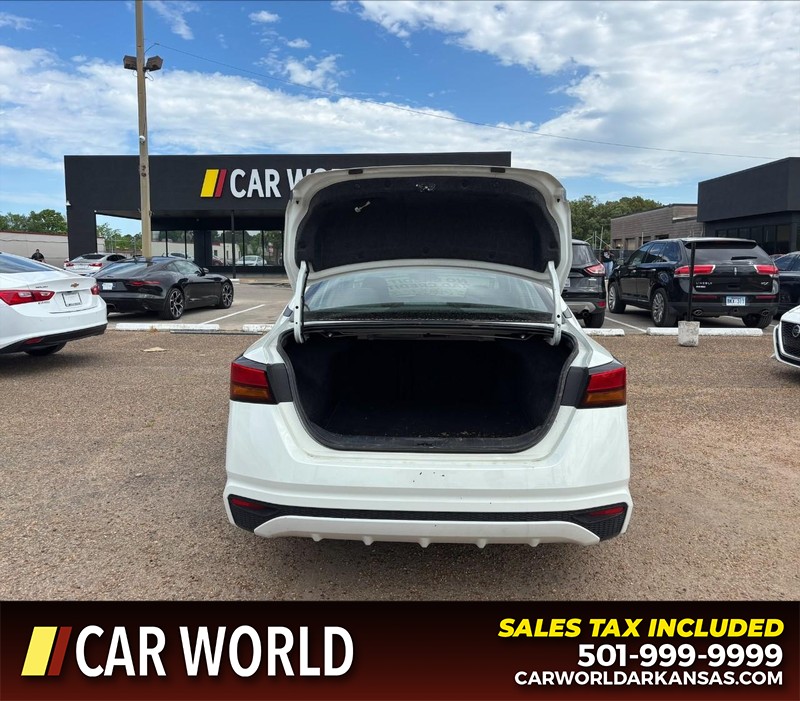 Nissan Altima Vehicle Full-screen Gallery Image 5