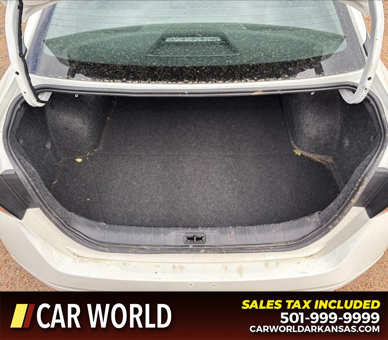 Nissan Altima Vehicle Full-screen Gallery Image 6