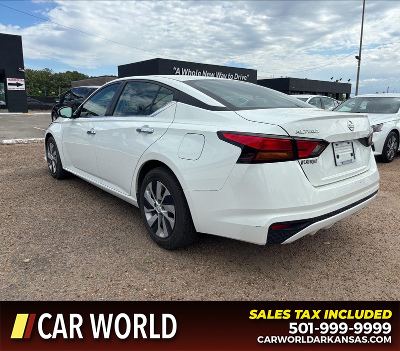 Nissan Altima Vehicle Full-screen Gallery Image 7