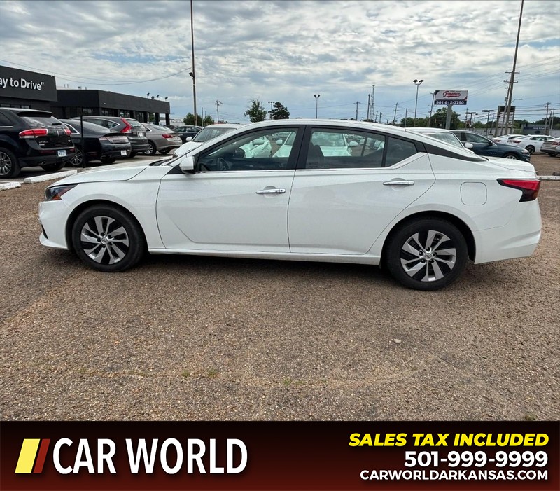 Nissan Altima Vehicle Full-screen Gallery Image 8