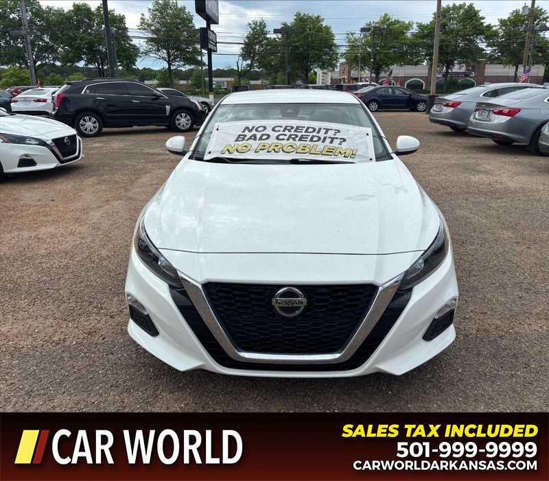 Nissan Altima Vehicle Full-screen Gallery Image 10