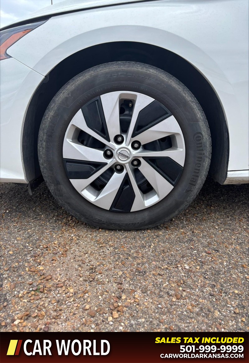 Nissan Altima Vehicle Full-screen Gallery Image 11