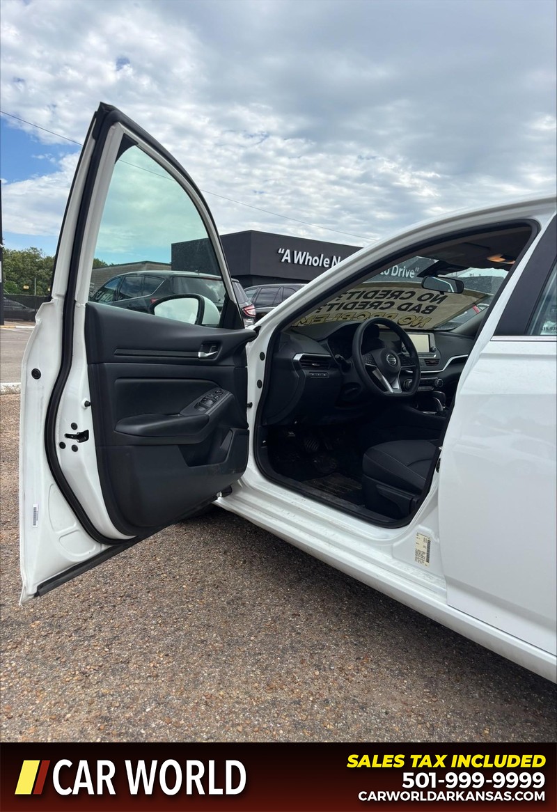 Nissan Altima Vehicle Full-screen Gallery Image 12