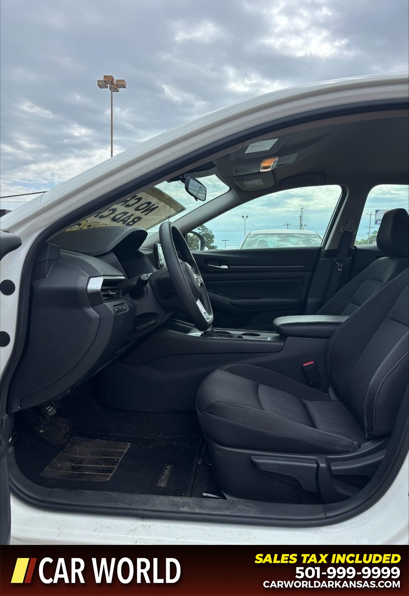 Nissan Altima Vehicle Full-screen Gallery Image 13