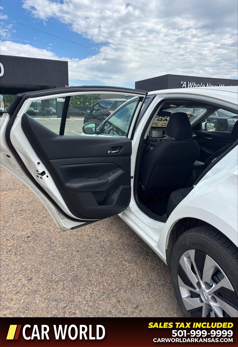 Nissan Altima Vehicle Full-screen Gallery Image 14