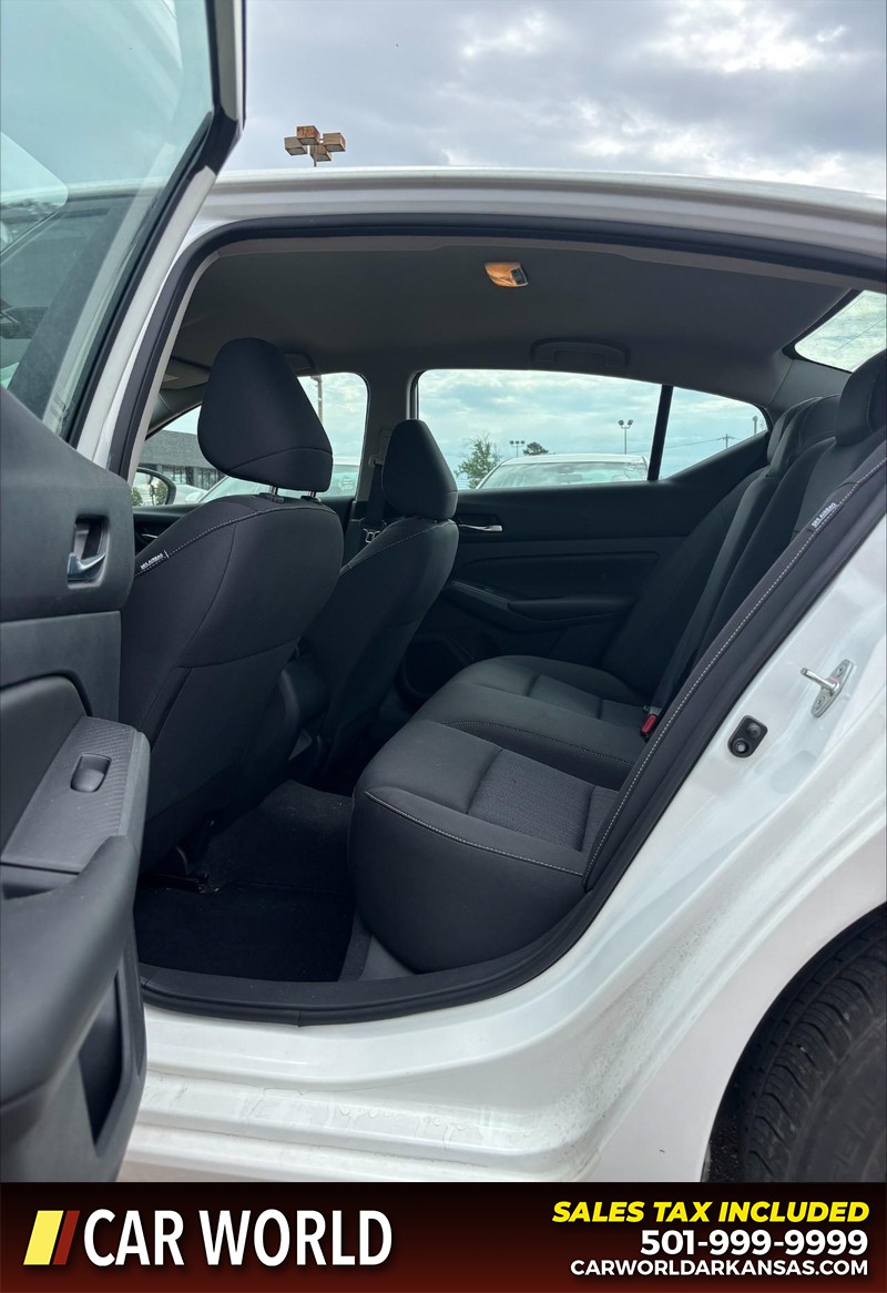 Nissan Altima Vehicle Full-screen Gallery Image 15