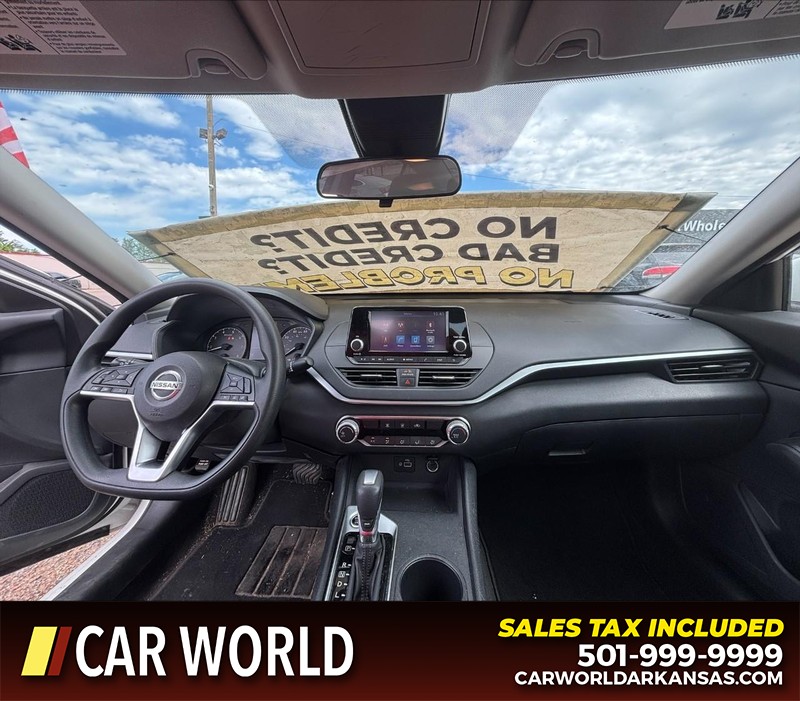 Nissan Altima Vehicle Full-screen Gallery Image 16