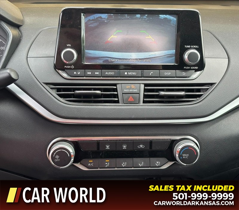 Nissan Altima Vehicle Full-screen Gallery Image 18