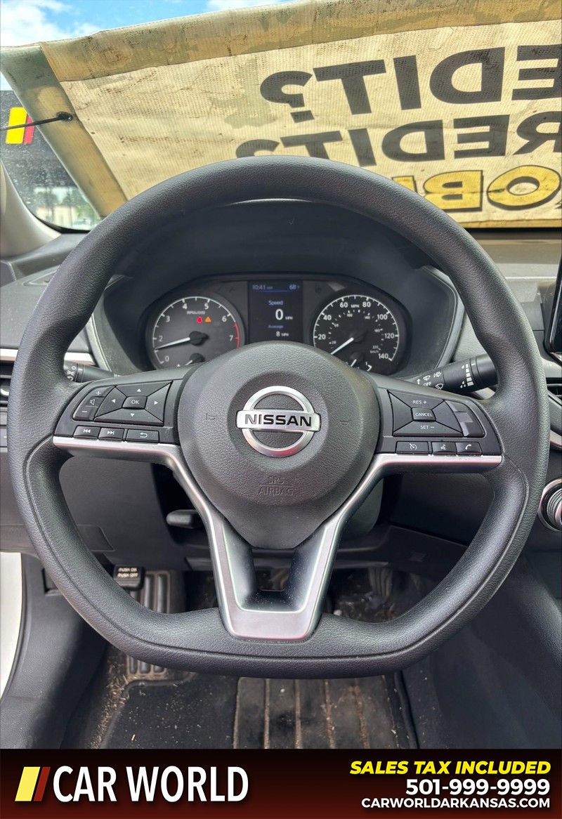 Nissan Altima Vehicle Full-screen Gallery Image 19