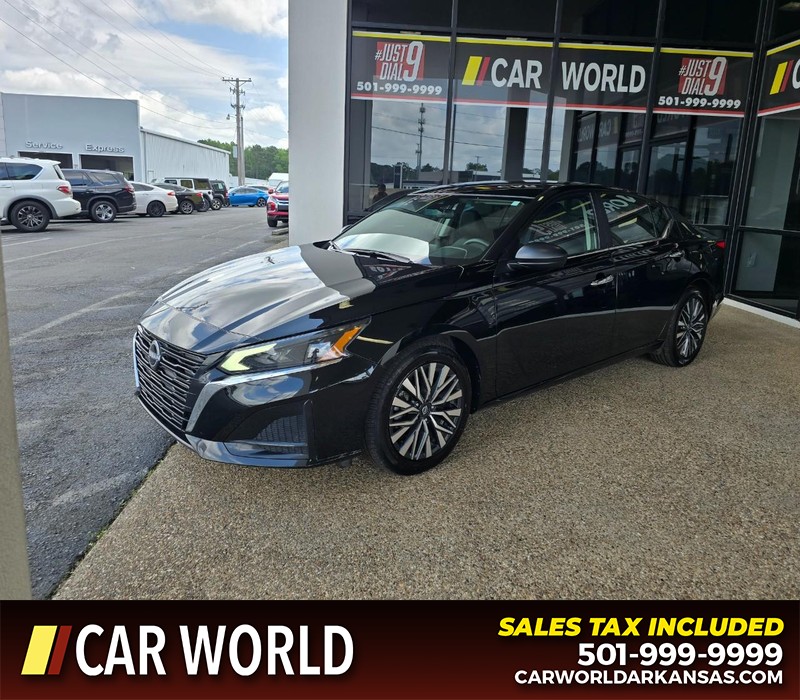 Nissan Altima Vehicle Full-screen Gallery Image 3