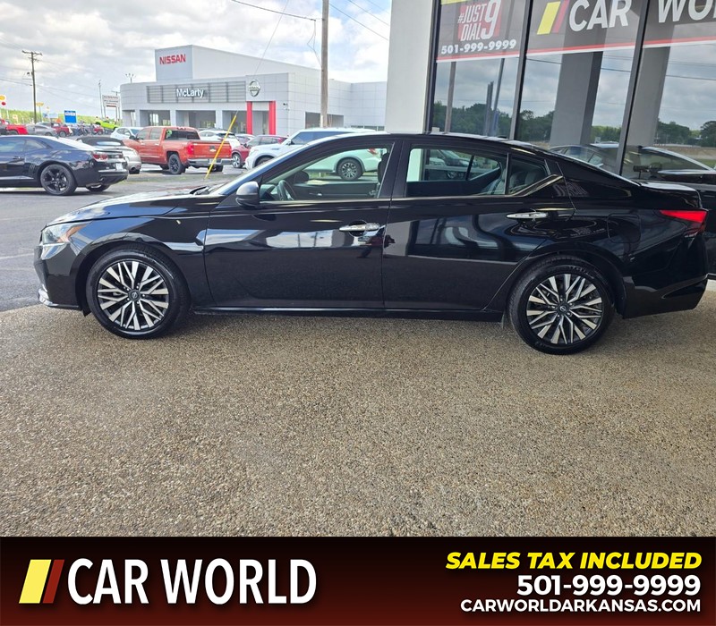 Nissan Altima Vehicle Full-screen Gallery Image 4