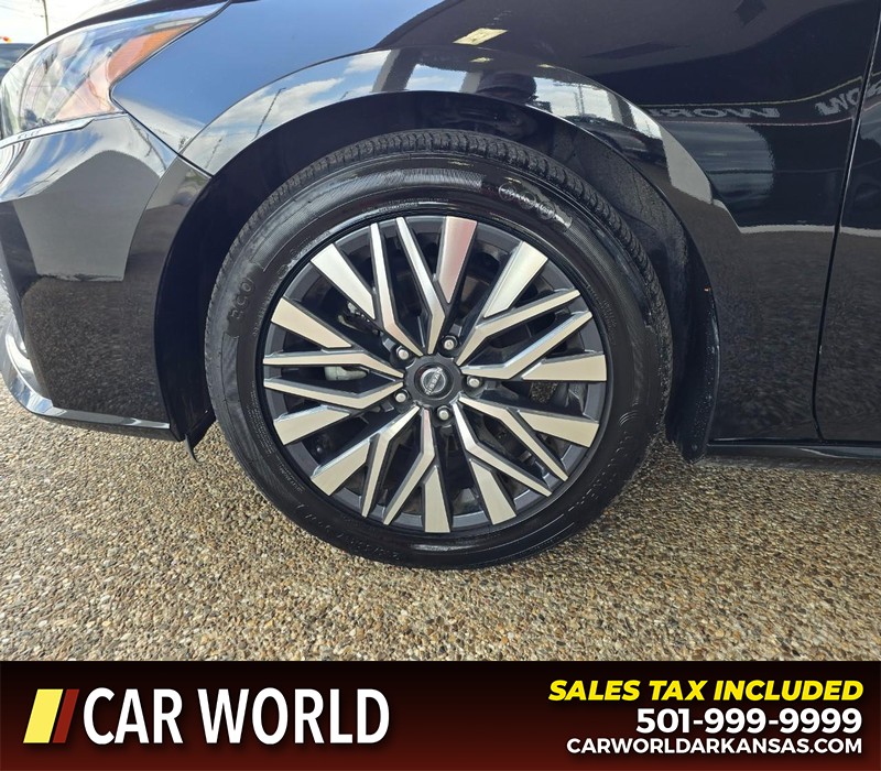 Nissan Altima Vehicle Full-screen Gallery Image 6