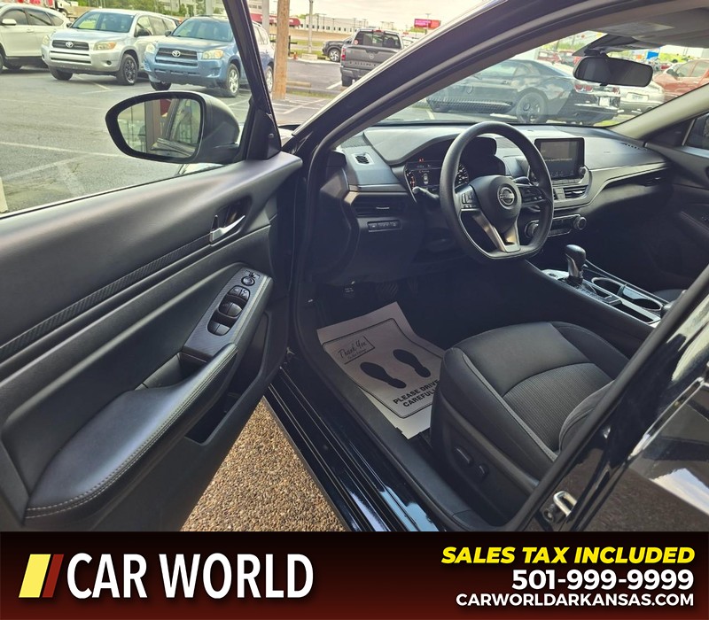 Nissan Altima Vehicle Full-screen Gallery Image 7