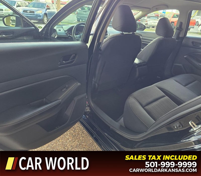 Nissan Altima Vehicle Full-screen Gallery Image 9