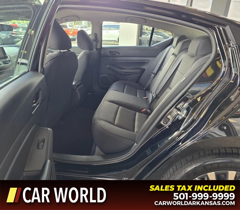 Nissan Altima Vehicle Full-screen Gallery Image 10