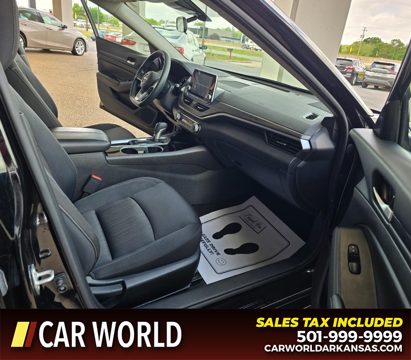 Nissan Altima Vehicle Full-screen Gallery Image 11