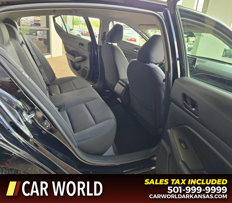 Nissan Altima Vehicle Full-screen Gallery Image 12