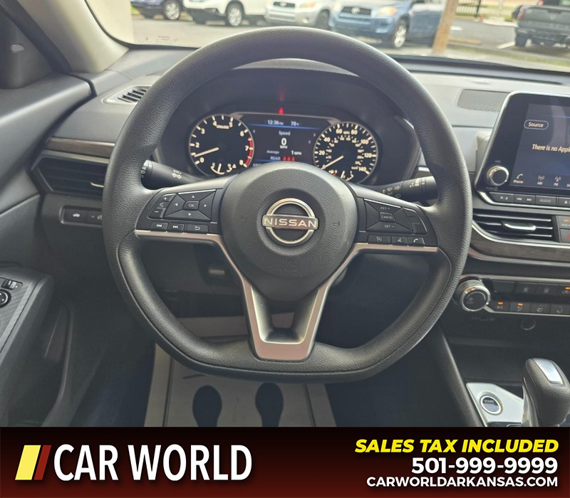 Nissan Altima Vehicle Full-screen Gallery Image 15