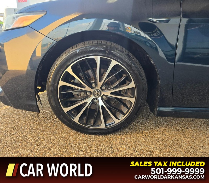 Toyota Camry Vehicle Full-screen Gallery Image 6