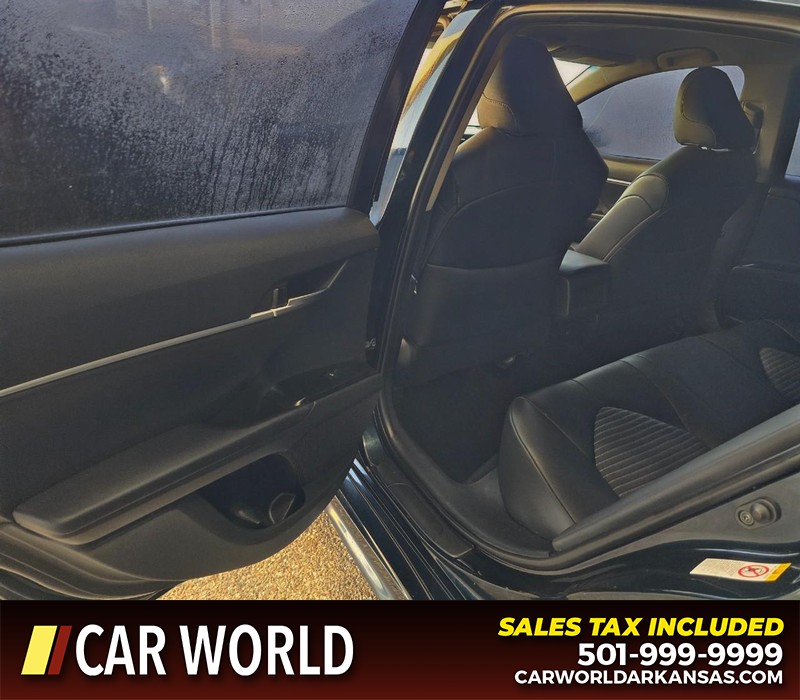 Toyota Camry Vehicle Full-screen Gallery Image 9