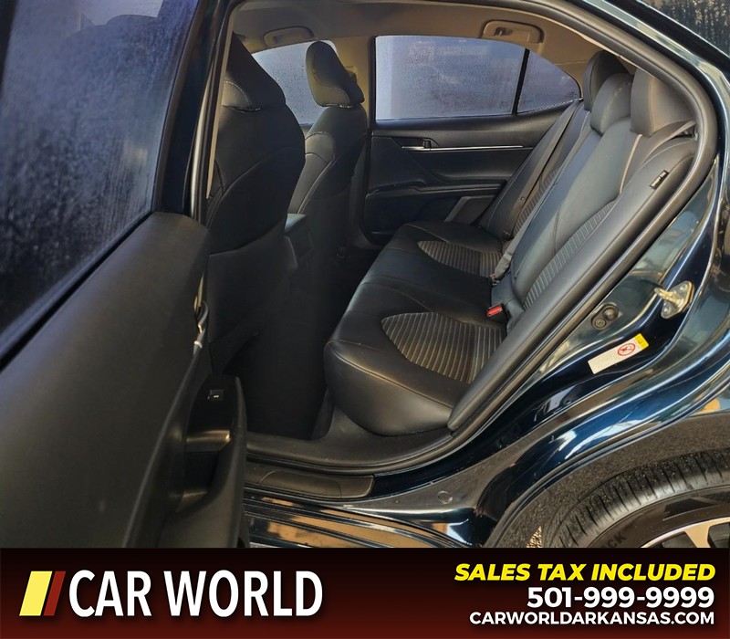 Toyota Camry Vehicle Full-screen Gallery Image 10