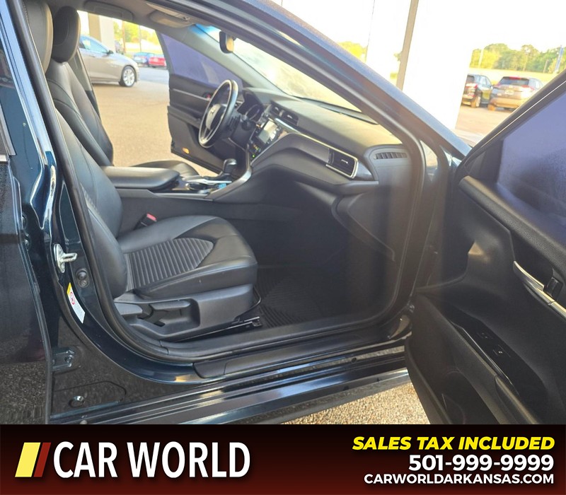 Toyota Camry Vehicle Full-screen Gallery Image 11