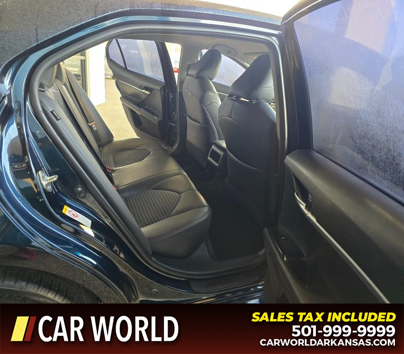 Toyota Camry Vehicle Full-screen Gallery Image 12