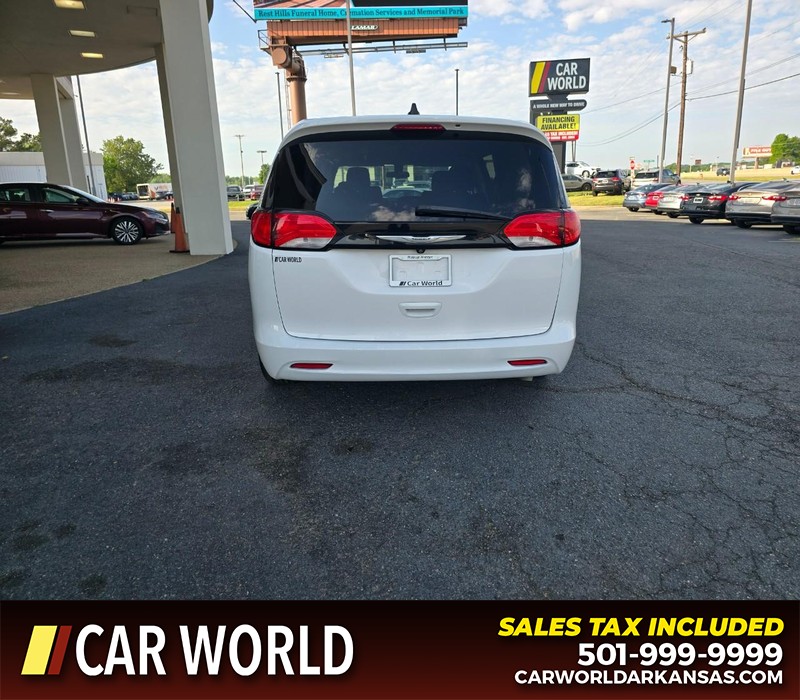 Chrysler Voyager Vehicle Full-screen Gallery Image 5