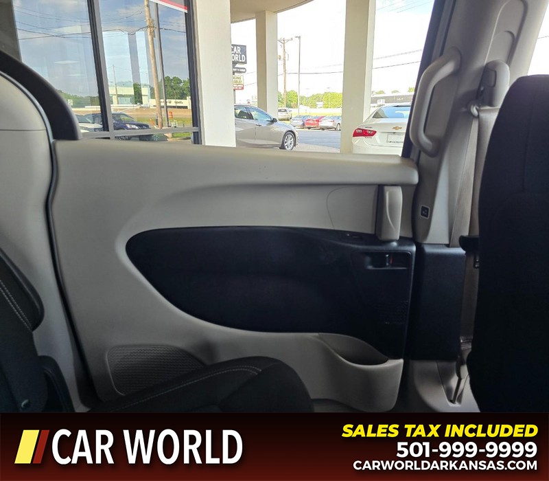 Chrysler Voyager Vehicle Full-screen Gallery Image 9